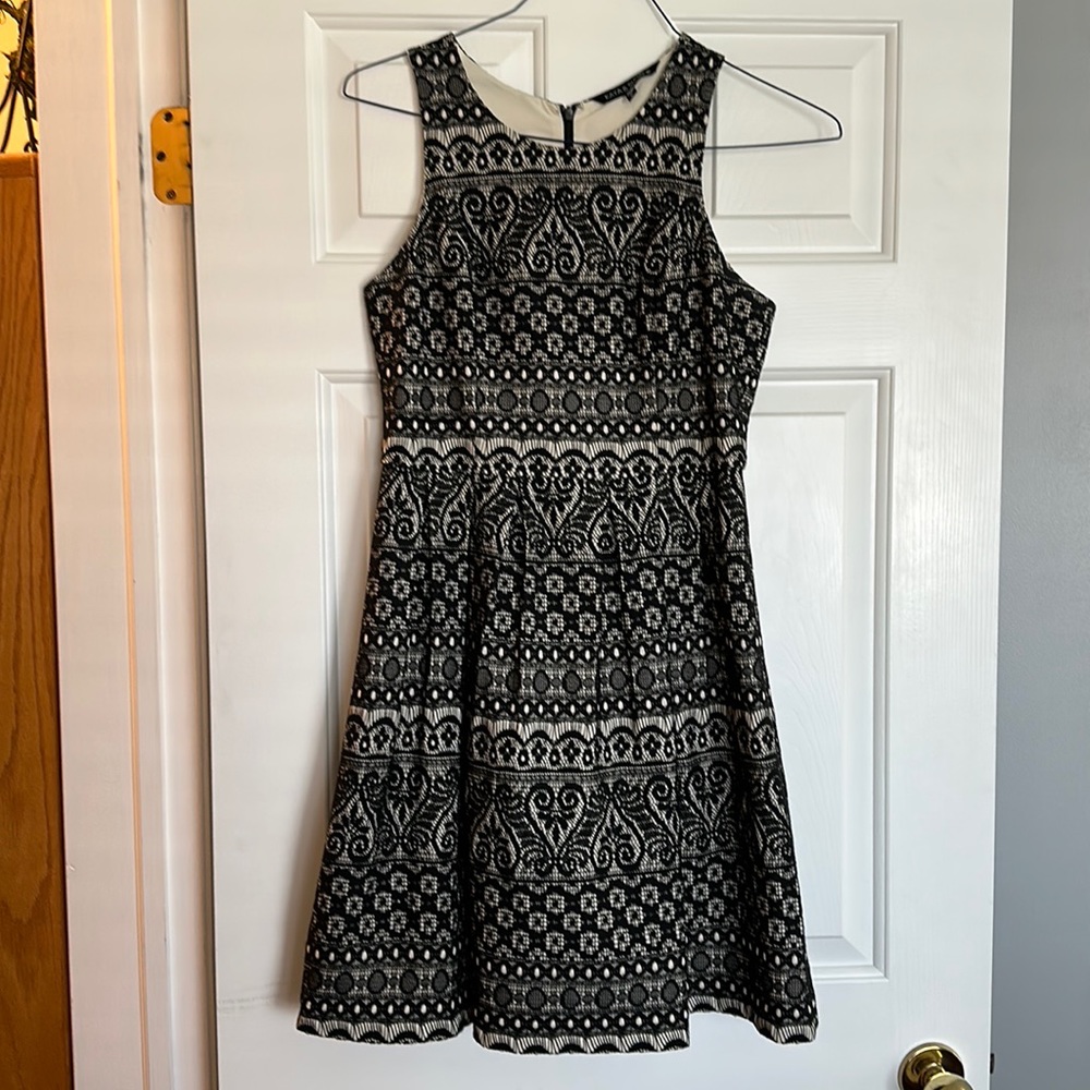 Cute! NWOT Kaya & Sloane size M dress.